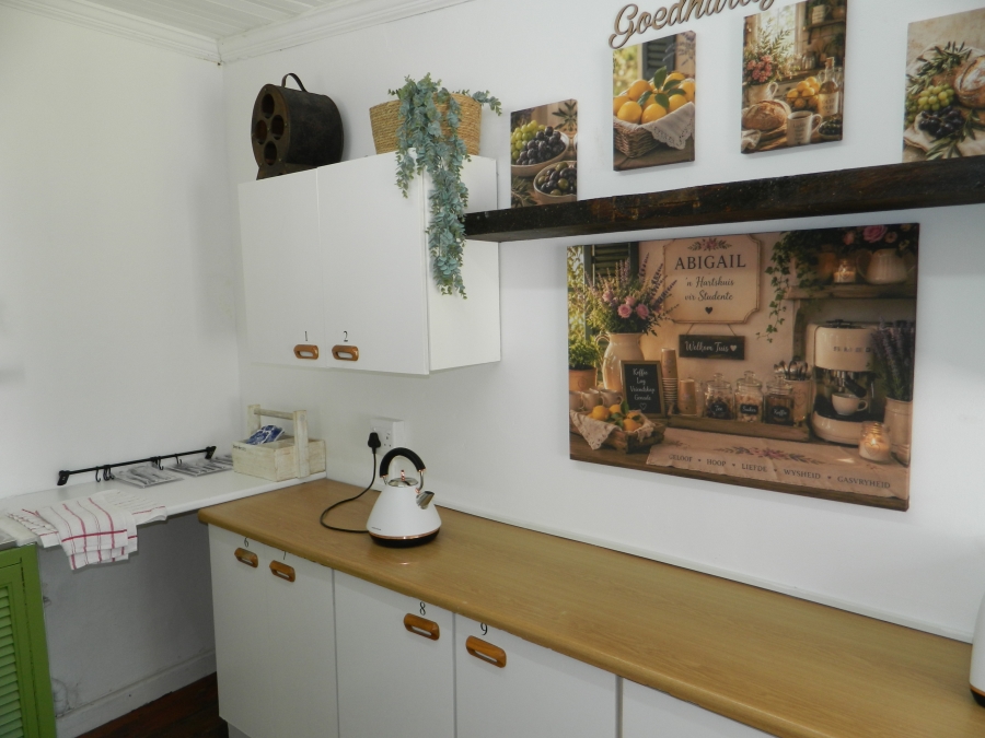 To Let 5 Bedroom Property for Rent in Esterville Western Cape